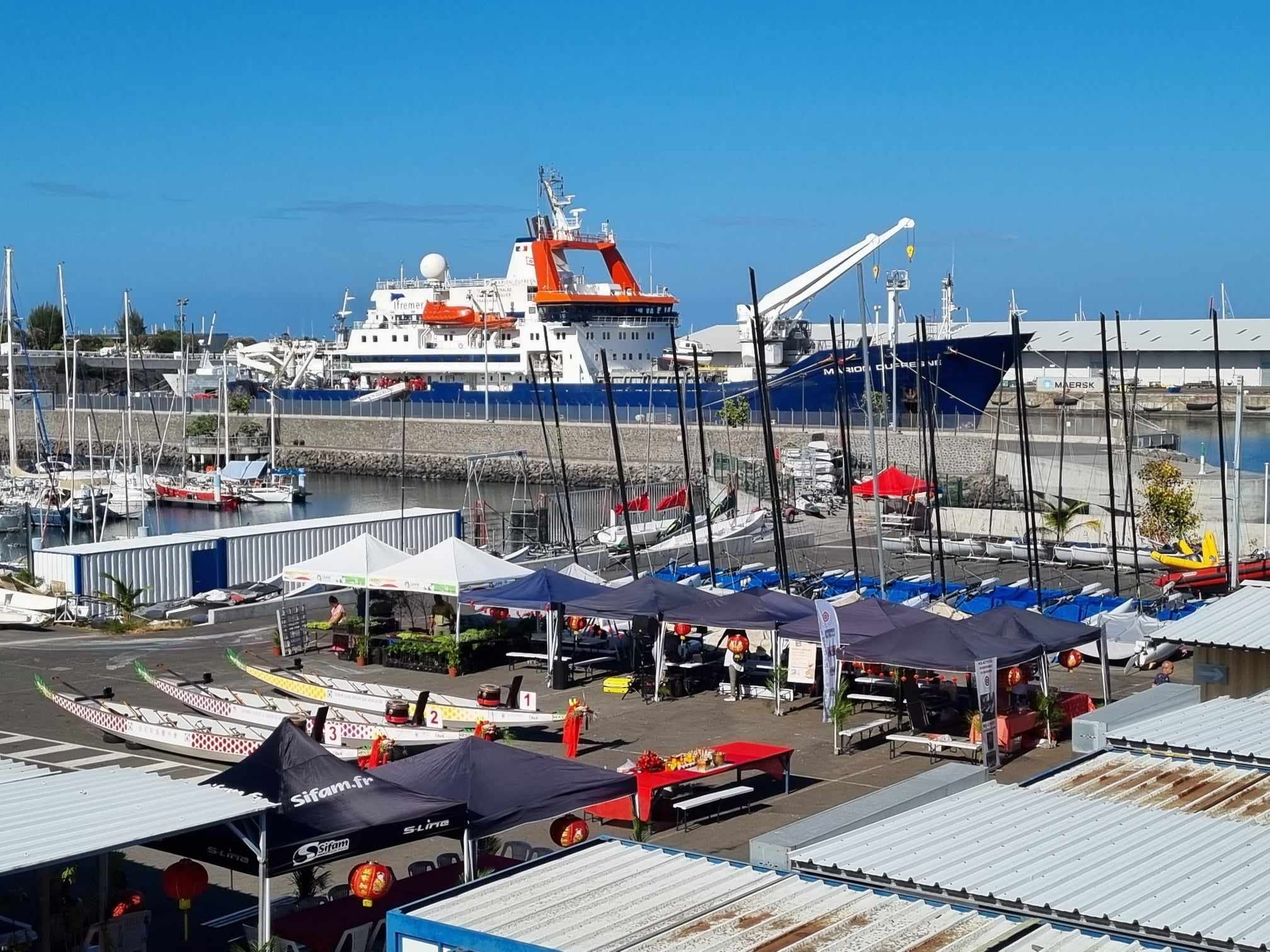 Vue d'ensemble de la Base nautique des Mascareignes, le jour du festival